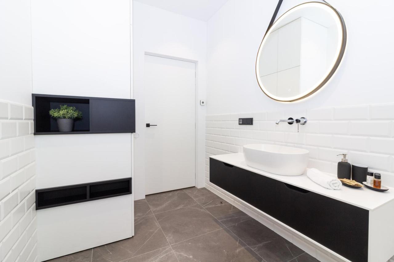 Cohost I Oldtown 60M2 Apt W-Garage Parking, Balcony & Self Check-In Vilnius Ngoại thất bức ảnh
